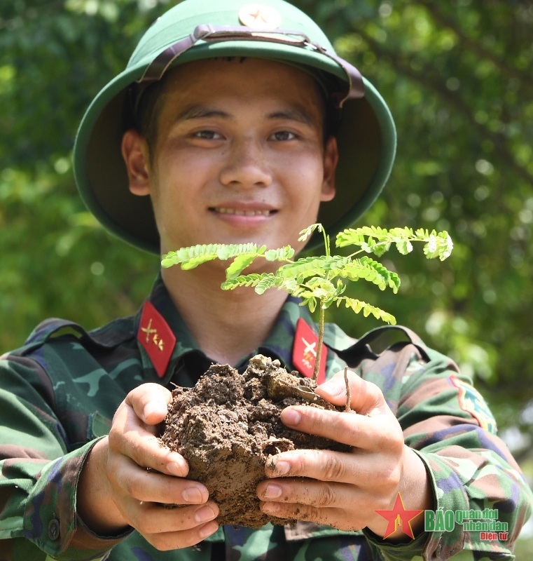 Để thao trường thêm xanh, các chiến sĩ Trung đoàn 148 có sáng kiến: Mỗi ngày, mỗi người trồng một cây xanh trên thao trường.